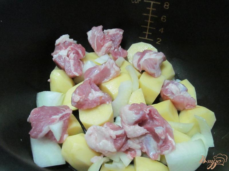 Фото приготовление рецепта: Свинина с картофелем и бобовыми в мультиварке шаг №2