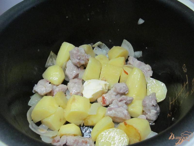 Фото приготовление рецепта: Свинина с картофелем и бобовыми в мультиварке шаг №3