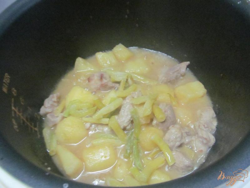 Фото приготовление рецепта: Свинина с картофелем и бобовыми в мультиварке шаг №4