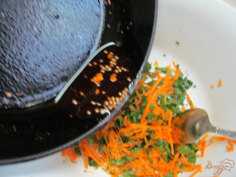 Фото приготовление рецепта: Морковный салат с сыром «Фета» шаг №4