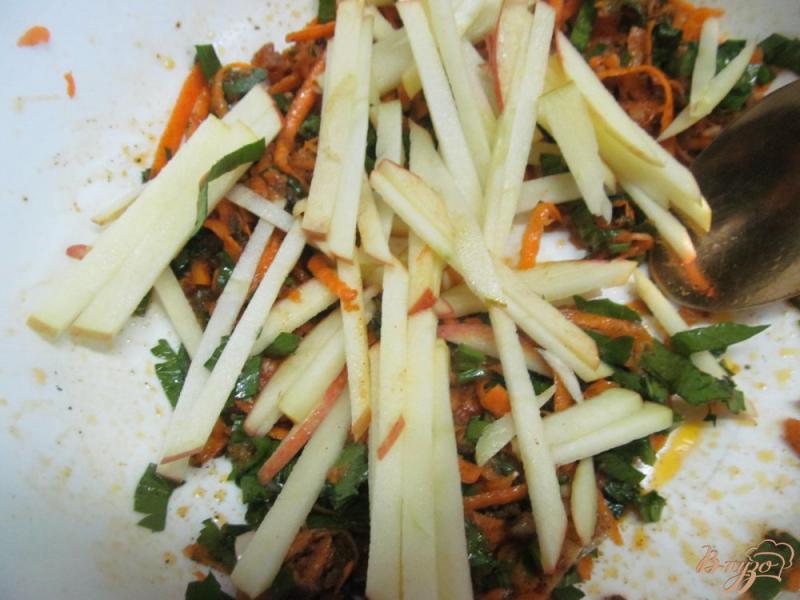 Фото приготовление рецепта: Морковный салат с сыром «Фета» шаг №5
