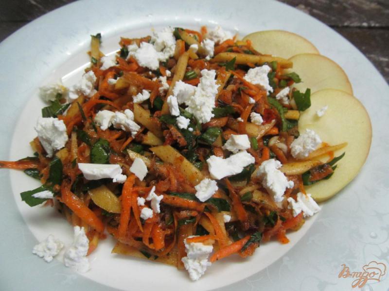Фото приготовление рецепта: Морковный салат с сыром «Фета» шаг №6