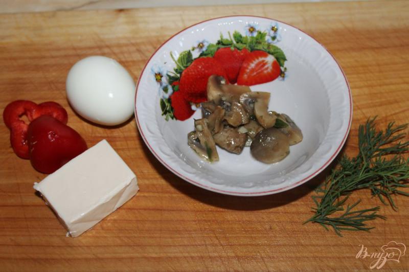 Фото приготовление рецепта: Яичная намазка с маринованными грибами и сыром шаг №1