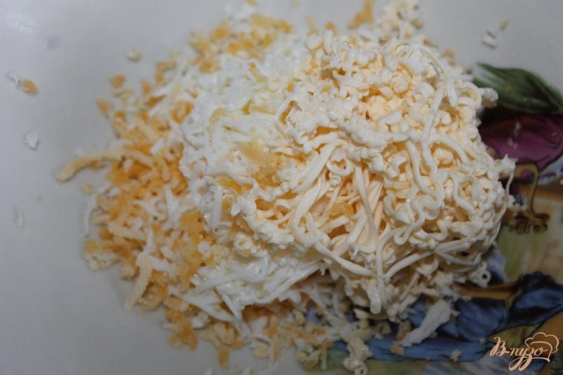 Фото приготовление рецепта: Яичная намазка с маринованными грибами и сыром шаг №2