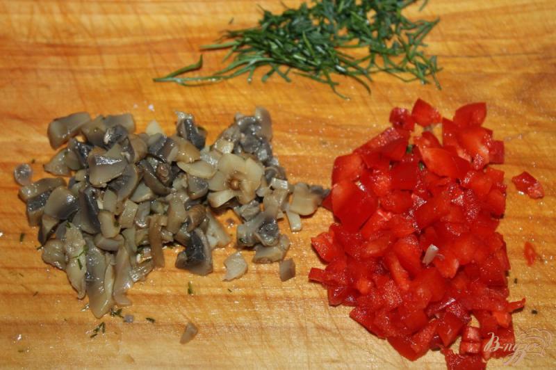 Фото приготовление рецепта: Яичная намазка с маринованными грибами и сыром шаг №3