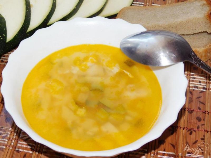 Фото приготовление рецепта: Куриный суп с кабачками и булгуром шаг №6