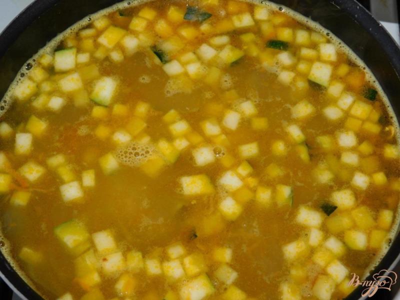 Фото приготовление рецепта: Куриный суп с кабачками и булгуром шаг №5