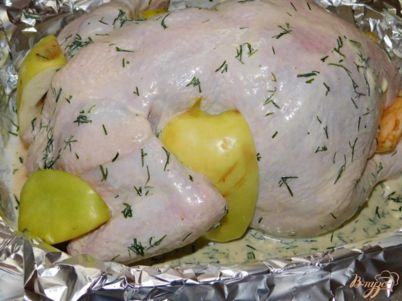 Фото приготовление рецепта: Запеченная курица с яблоками шаг №4