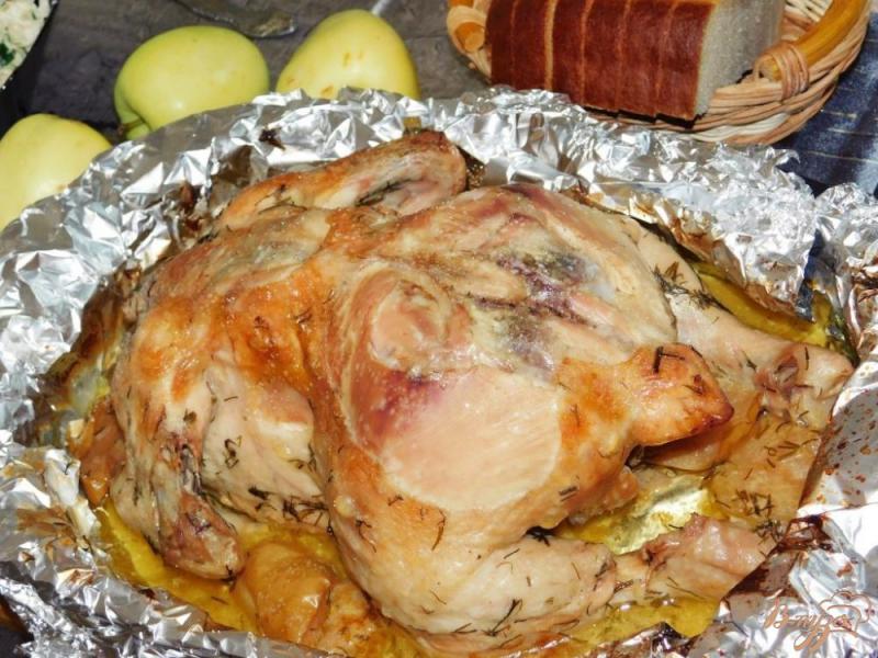Фото приготовление рецепта: Запеченная курица с яблоками шаг №5