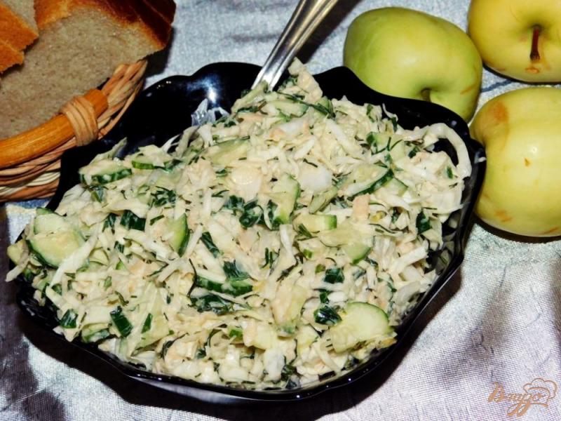 Фото приготовление рецепта: Салат с капустой и яблоками шаг №4
