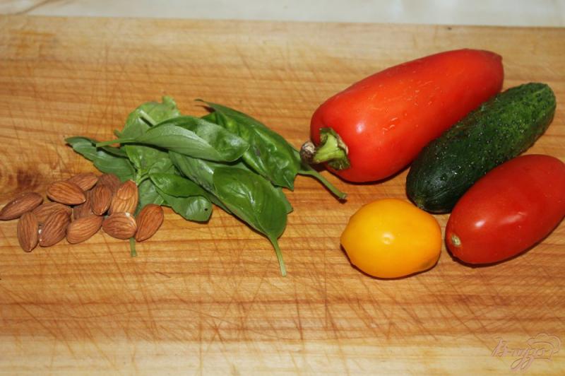 Фото приготовление рецепта: Овощной салат с орешками и сыром шаг №1