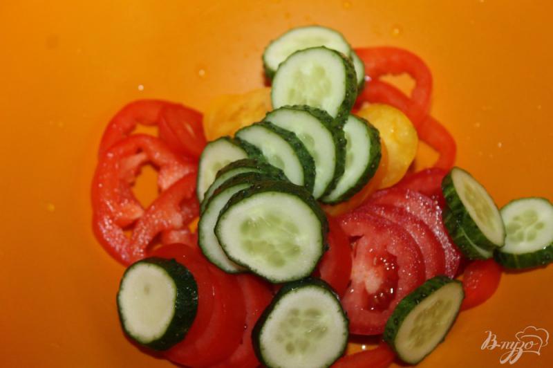 Фото приготовление рецепта: Овощной салат с орешками и сыром шаг №4