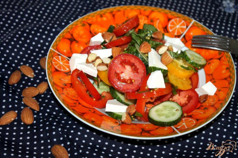 Фото приготовление рецепта: Овощной салат с орешками и сыром шаг №6
