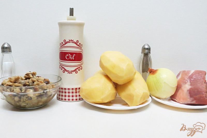 Фото приготовление рецепта: Картофель жареный с мясом и белыми грибами шаг №1