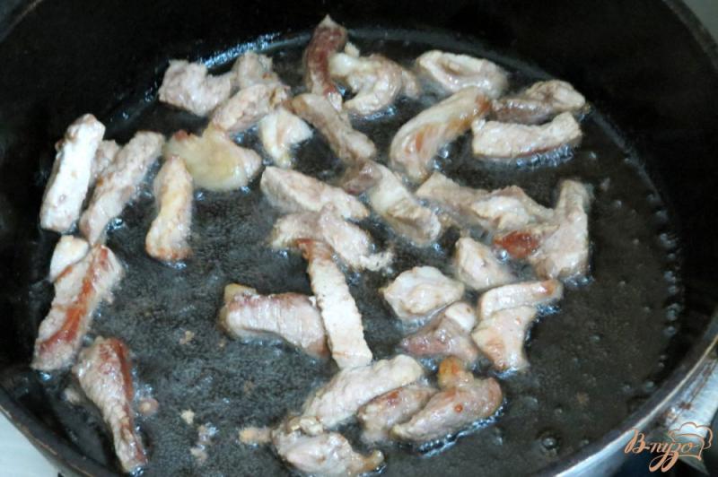 Фото приготовление рецепта: Картофель жареный с мясом и белыми грибами шаг №4