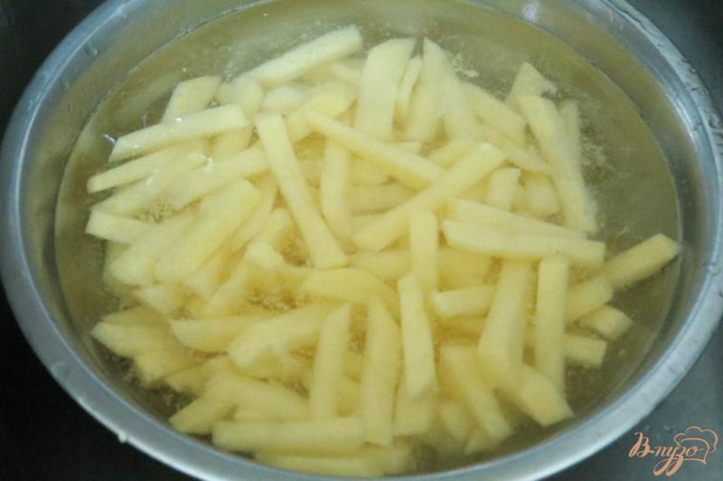 Фото приготовление рецепта: Картофель жареный с мясом и белыми грибами шаг №5