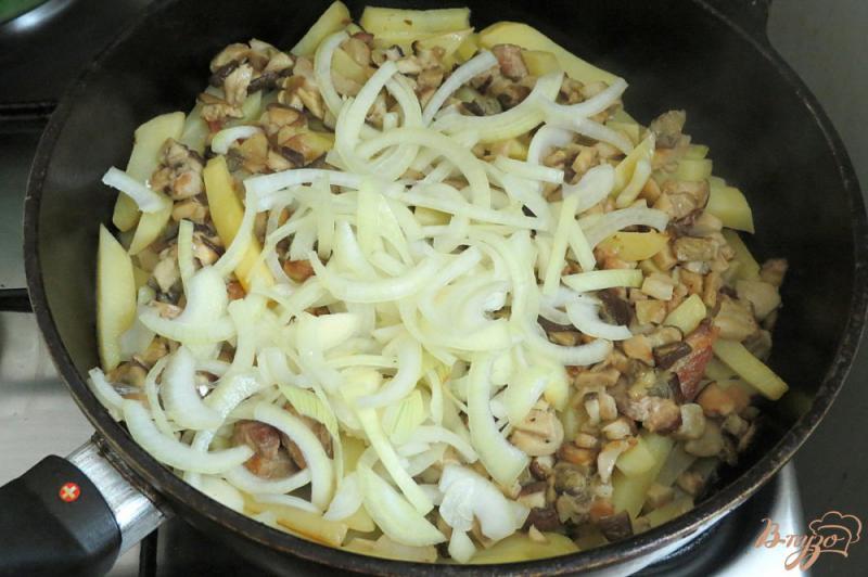 Фото приготовление рецепта: Картофель жареный с мясом и белыми грибами шаг №8