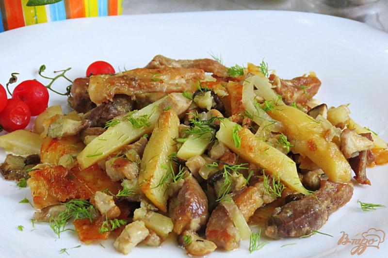 Фото приготовление рецепта: Картофель жареный с мясом и белыми грибами шаг №9