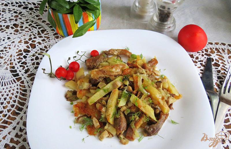Фото приготовление рецепта: Картофель жареный с мясом и белыми грибами шаг №10