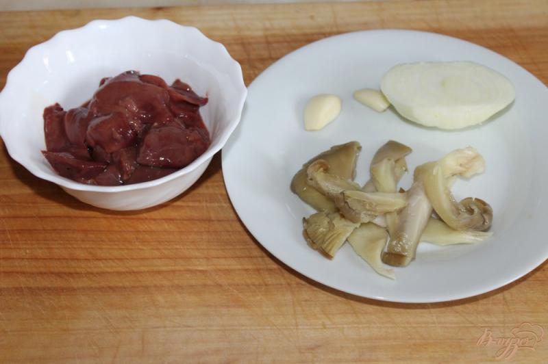 Фото приготовление рецепта: Печеночные оладьи с грибами шаг №1