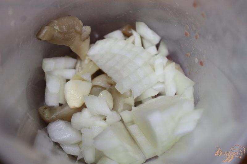 Фото приготовление рецепта: Печеночные оладьи с грибами шаг №3