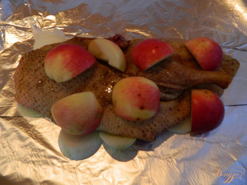 Фото приготовление рецепта: Утка с яблоками и медом шаг №4
