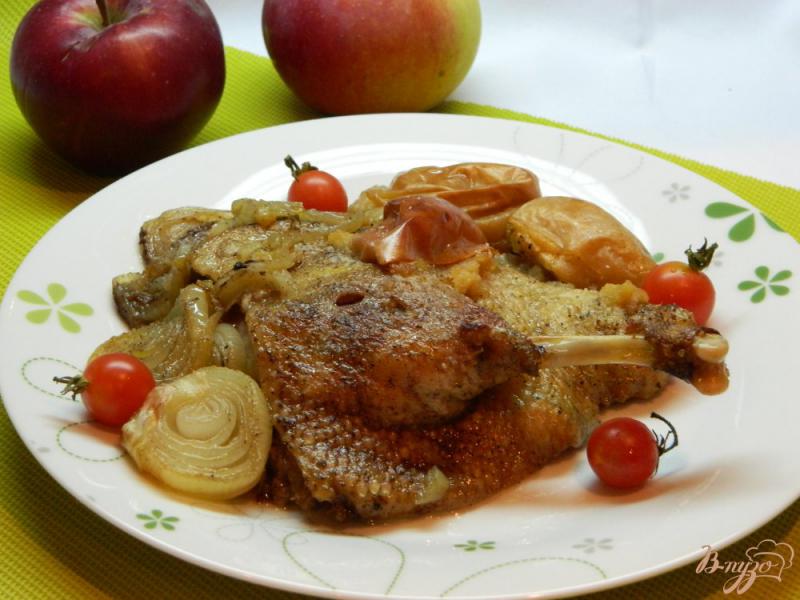 Фото приготовление рецепта: Утка с яблоками и медом шаг №6