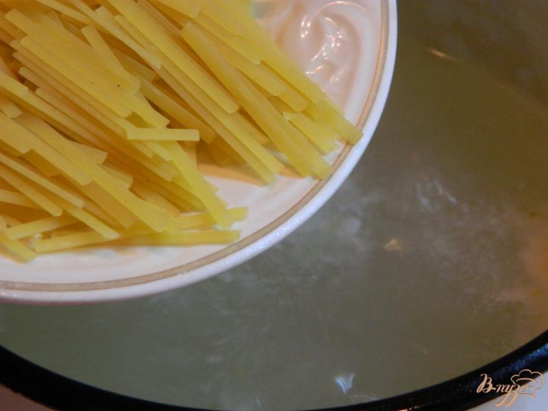 Фото приготовление рецепта: Суп с лапшой на утином бульоне шаг №6