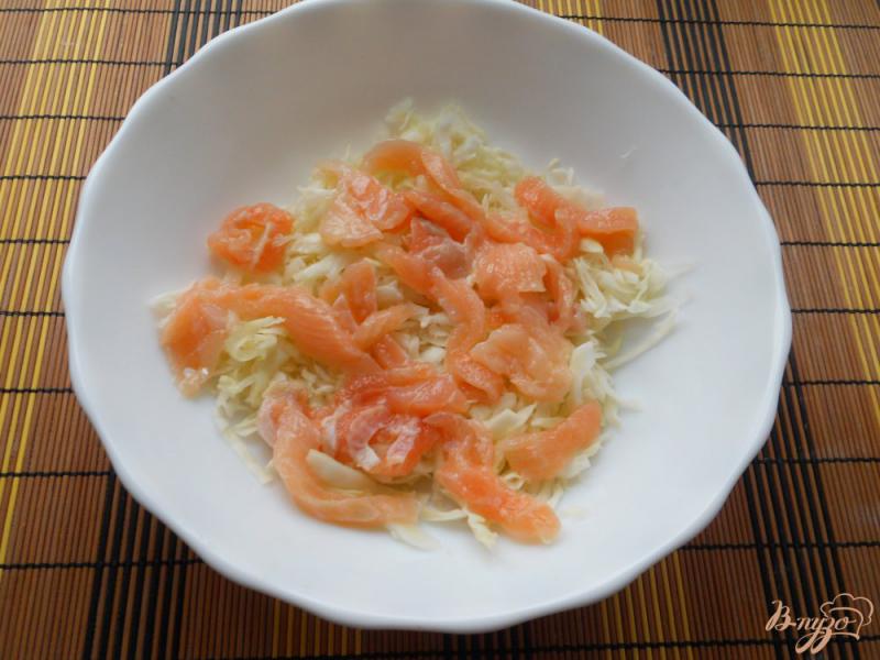 Фото приготовление рецепта: Острый салат из капусты с семгой и сыром шаг №1