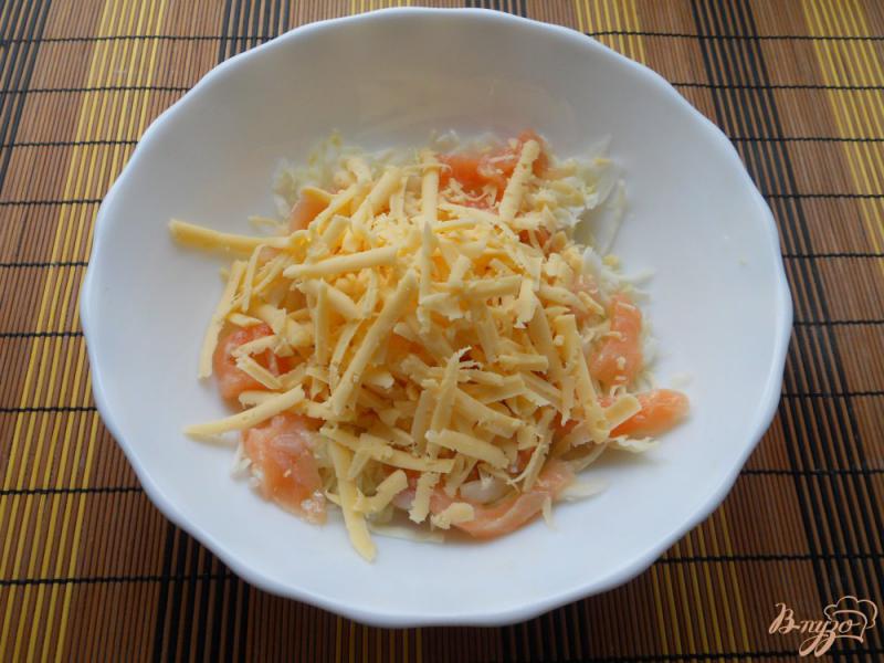 Фото приготовление рецепта: Острый салат из капусты с семгой и сыром шаг №2