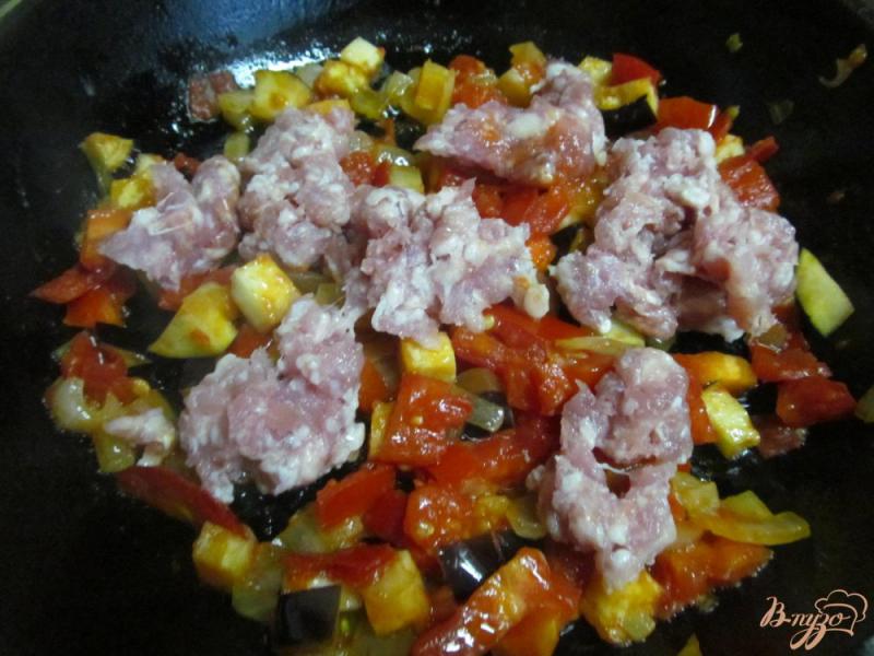 Фото приготовление рецепта: Паста с соусом из свиного фарша и баклажанов шаг №4