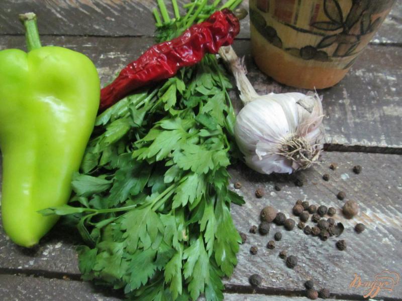 Фото приготовление рецепта: Приправа из чеснока перца и зелени шаг №1