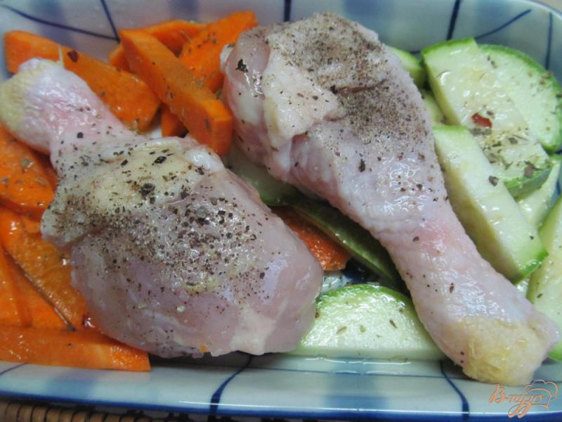 Фото приготовление рецепта: Куриные ножки с кабачком и морковью в беконе шаг №2