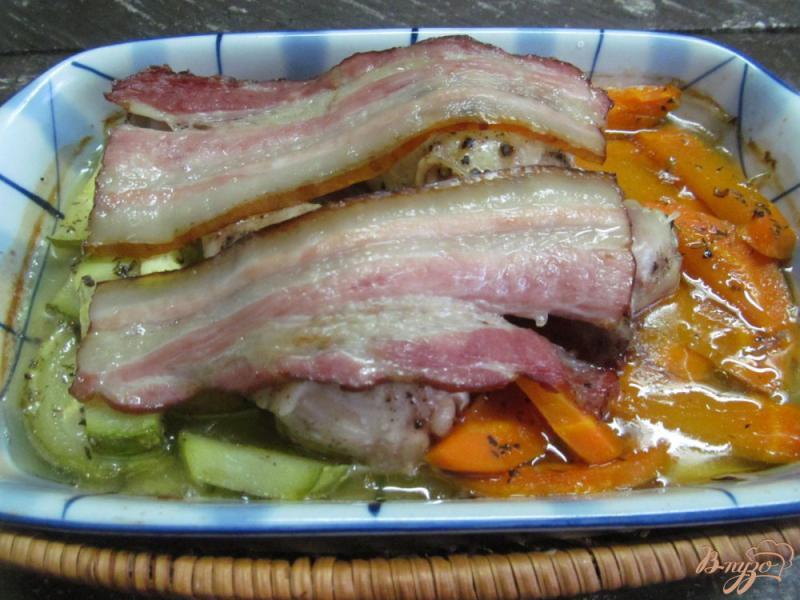 Фото приготовление рецепта: Куриные ножки с кабачком и морковью в беконе шаг №4