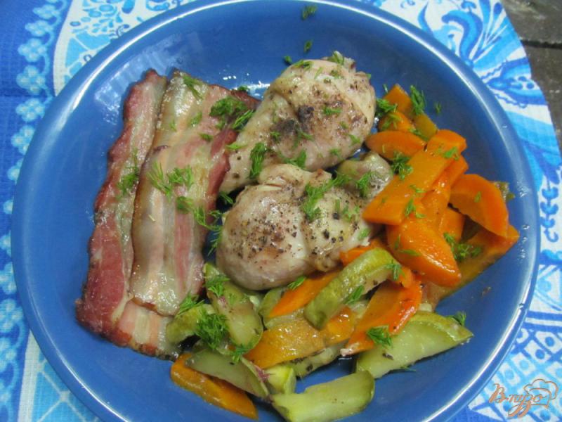 Фото приготовление рецепта: Куриные ножки с кабачком и морковью в беконе шаг №5