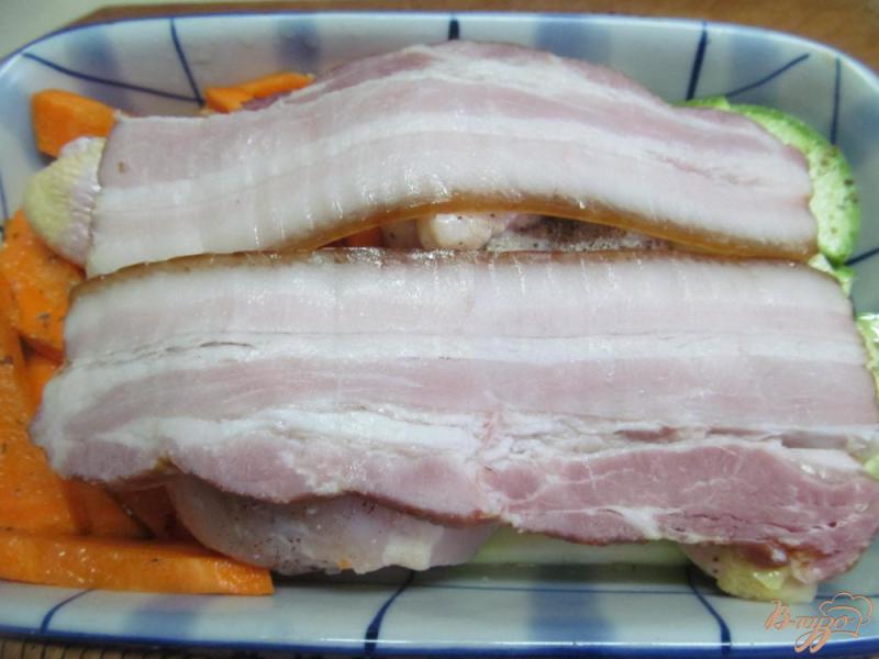 Фото приготовление рецепта: Куриные ножки с кабачком и морковью в беконе шаг №3