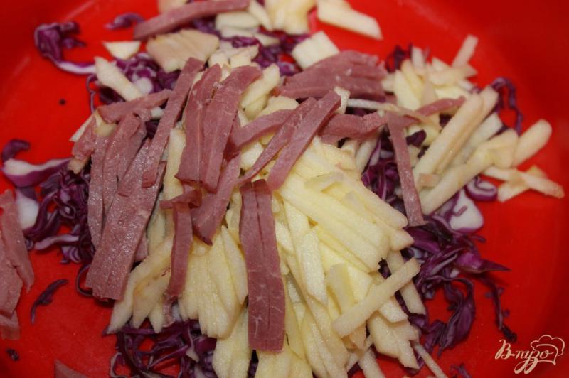 Фото приготовление рецепта: Салат из краснокочанной капусты с ветчиной и яблоком шаг №3