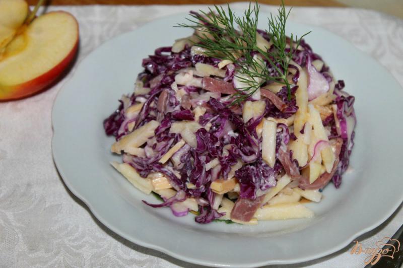 Фото приготовление рецепта: Салат из краснокочанной капусты с ветчиной и яблоком шаг №6