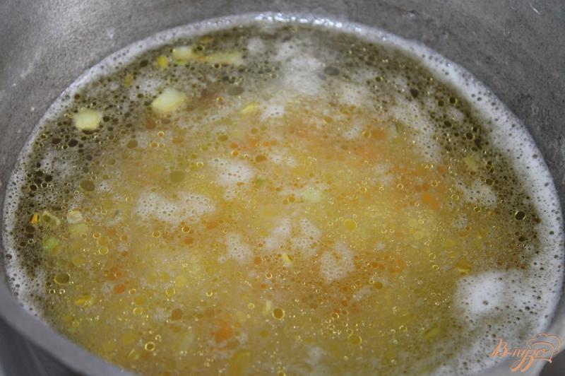 Фото приготовление рецепта: Картофельный суп с пельменями шаг №4