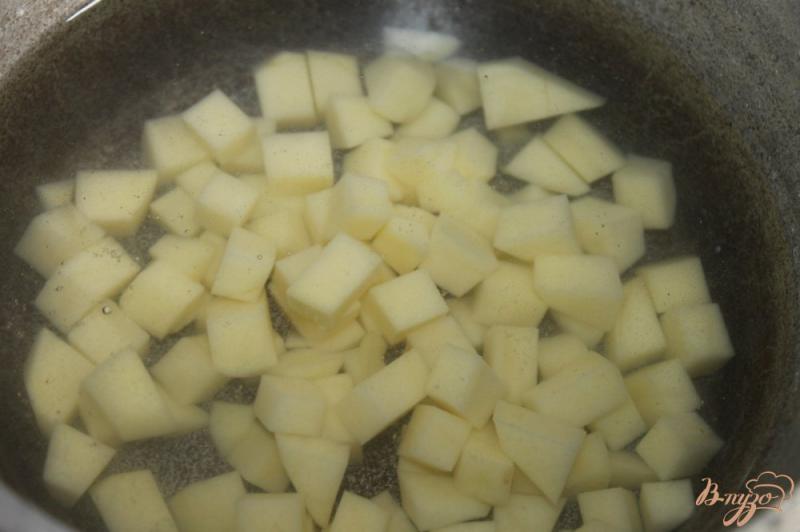 Фото приготовление рецепта: Картофельный суп с пельменями шаг №2