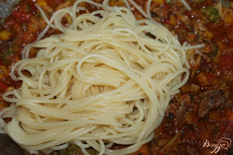 Фото приготовление рецепта: Спагетти с печенью, брокколи и перцем шаг №6