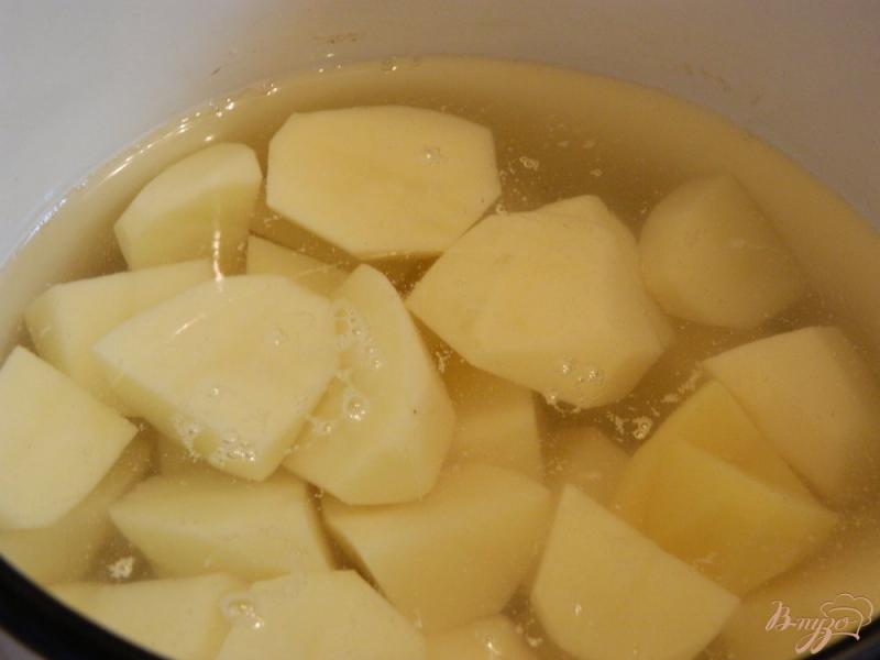 Фото приготовление рецепта: Отварной картофель с подливой из перцев  с сосисками и овощами шаг №1