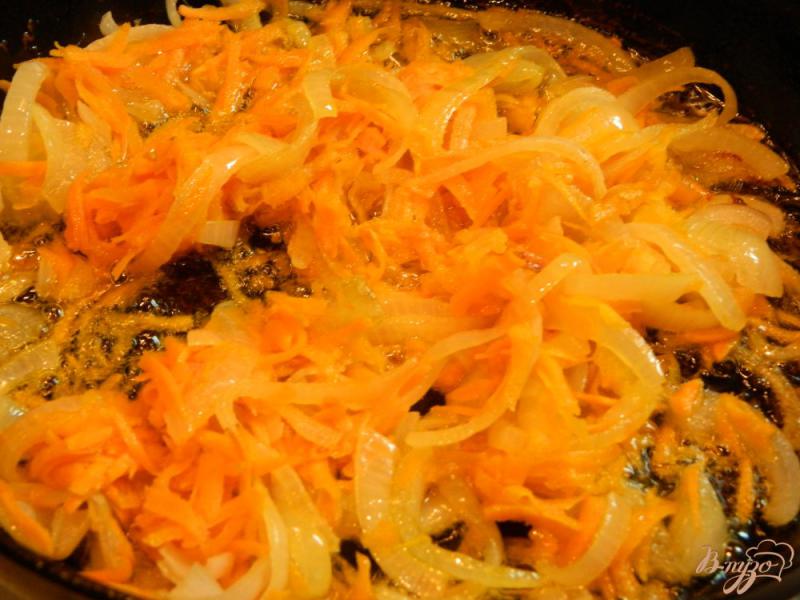 Фото приготовление рецепта: Отварной картофель с подливой из перцев  с сосисками и овощами шаг №4