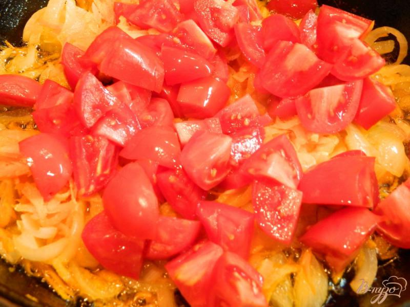 Фото приготовление рецепта: Отварной картофель с подливой из перцев  с сосисками и овощами шаг №5