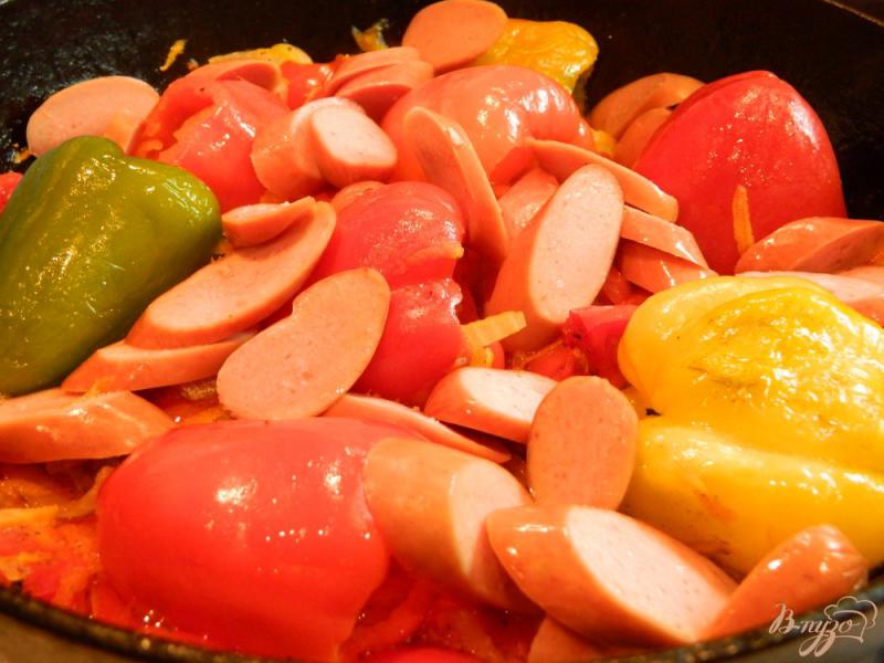 Фото приготовление рецепта: Отварной картофель с подливой из перцев  с сосисками и овощами шаг №7