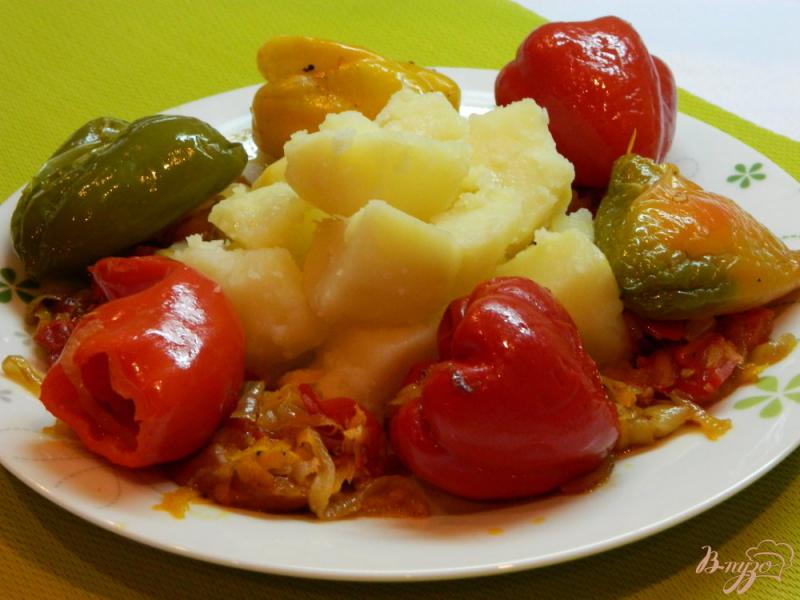 Фото приготовление рецепта: Отварной картофель с подливой из перцев  с сосисками и овощами шаг №9
