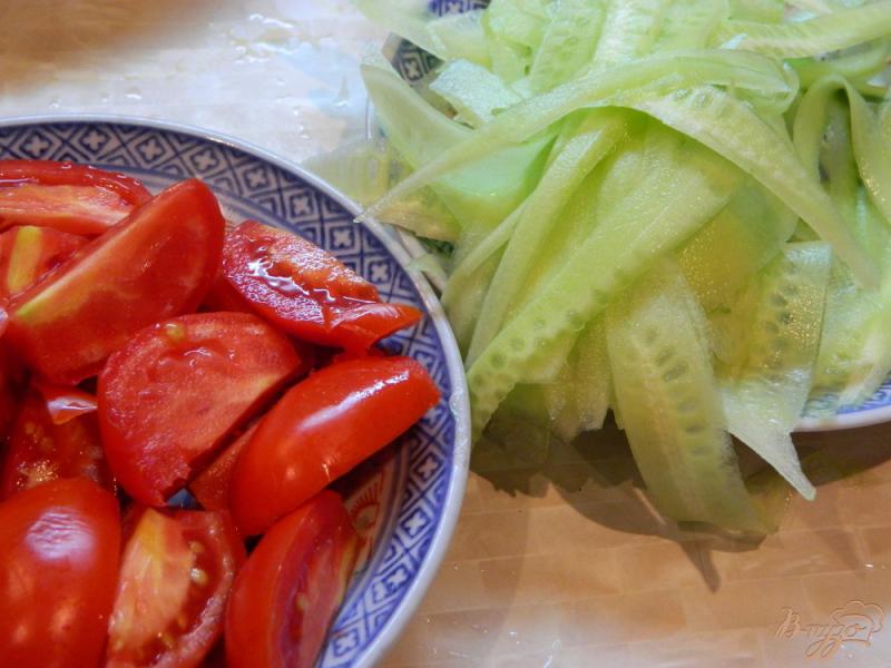 Фото приготовление рецепта: Салат из помидоров, огурцов и сладкой кукурузы шаг №1