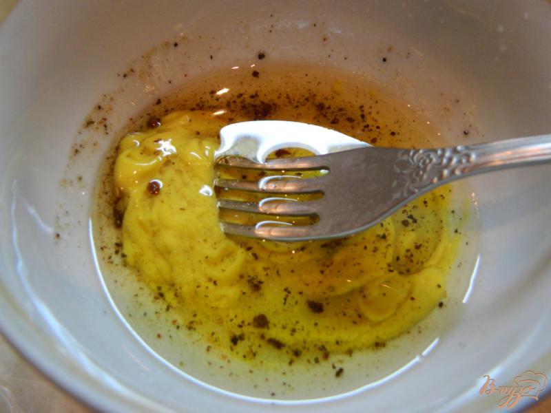 Фото приготовление рецепта: Салат из помидоров, огурцов и сладкой кукурузы шаг №4