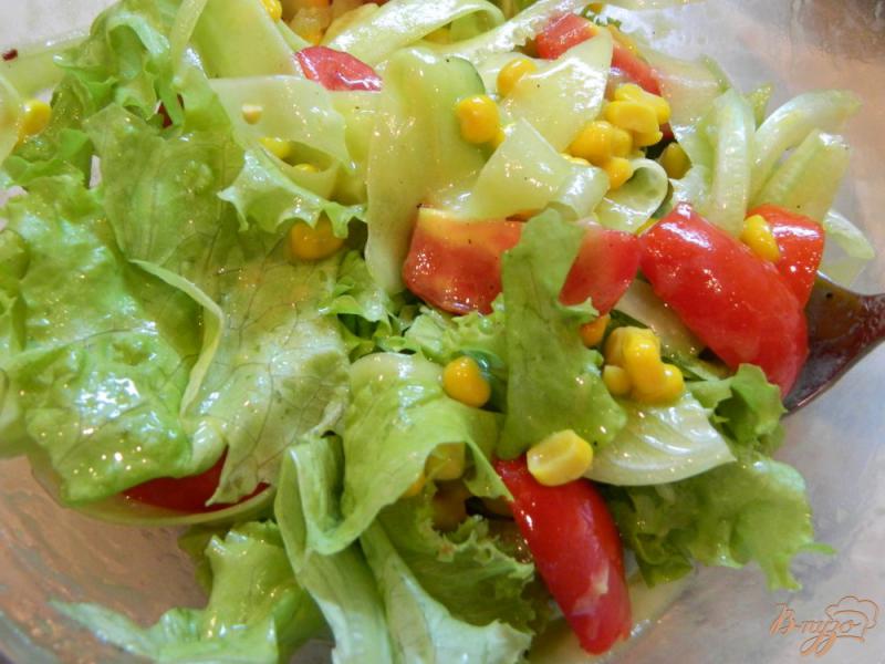 Фото приготовление рецепта: Салат из помидоров, огурцов и сладкой кукурузы шаг №5