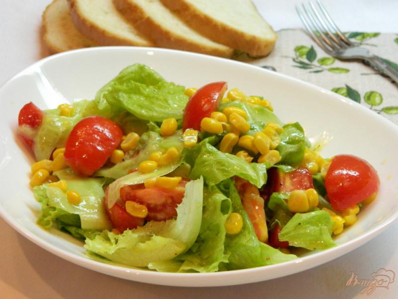 Фото приготовление рецепта: Салат из помидоров, огурцов и сладкой кукурузы шаг №6